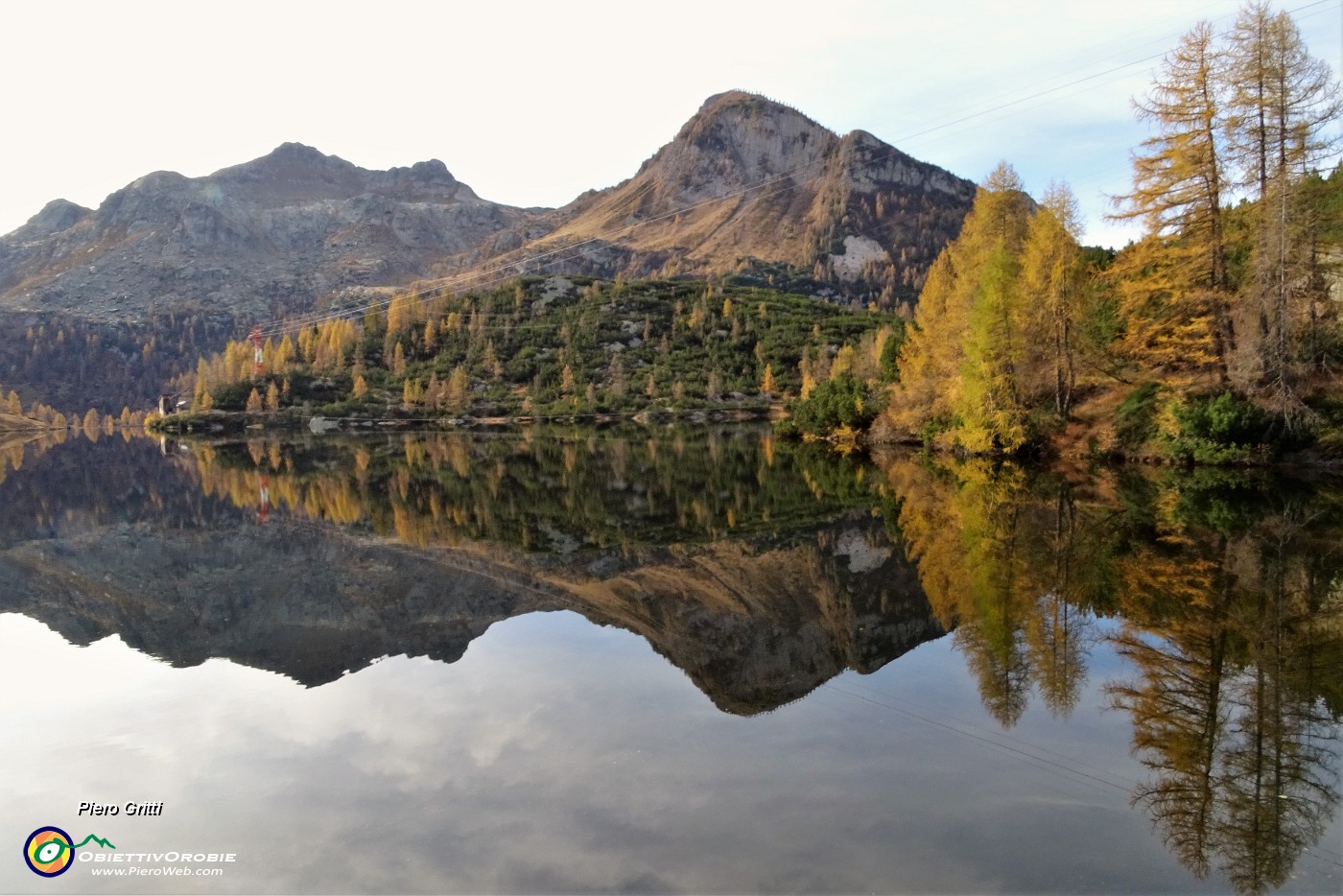 20 Lago Marcio, monti e larici si specchiano.JPG
